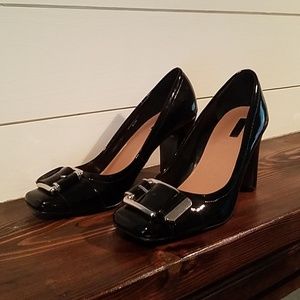 💝 STUNNING! Tahari patent leather heels